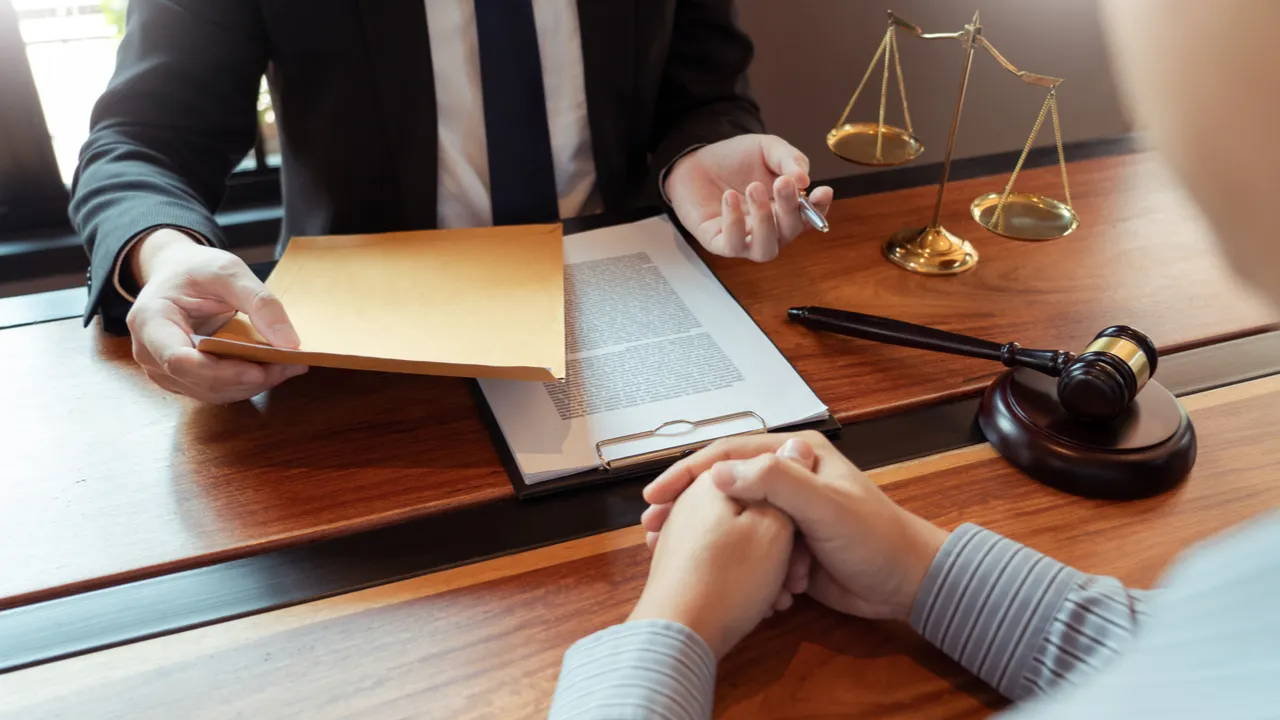 The Difference Between a Lawyer And Attorney